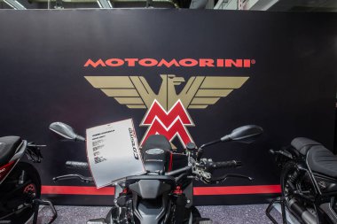 BELGRAD, SERBIA - 23 Mart 2024: Moto Morini 'nin logosu Belgrad' daki bir galeride satışta. Moto Morini İtalyan bir motosiklet üreticisi..