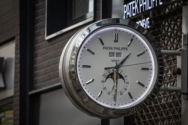 Köln 'deki mücevher butiklerinin üzerinde Patek Philippe logosu. 6 Kasım 2022. Patek Philippe, kronografi ve saatleriyle ünlü İsviçreli lüks bir saatçi..
