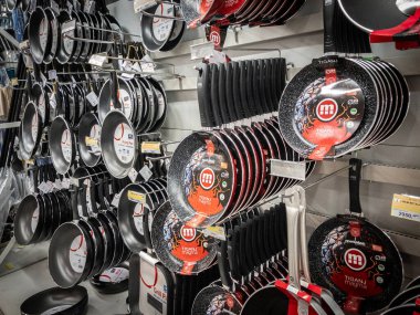 BELGRAD, SERBIA - 24 Şubat 2024: Belgrad 'da bir süpermarkette kızartma tavaları satılıyor. Çeşitli seçenekler ve tavalar, çubuksuz ve bazısı metalik markadan olmak üzere perakende satışlarda mevcuttur..