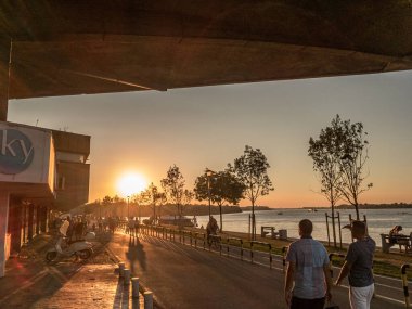 BELGRAD, SERBIA - 29 AĞUSTOS 2020: Milano Gale Muskatiroviç merkezi yakınlarındaki Belgrad 'daki Tuna rıhtımında insanlar spor yapıyor, yürüyor ve koşuyor..