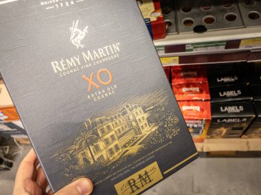 BELGRAD, SERBIA - 12 Şubat 2024: Remy Martin Cognac Fine Şampanyası Belgrad 'da satışa sunuldu. Remy Martin bir Fransız konyak yapımcısı. Kaliteli şampanya, Fransa 'dan gelen 