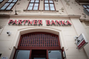 OSIJEK, CROATIA - 14 Eylül 2023: Osijek ofislerinde ortak Banka logosu. PABA Partner Banka bir Hırvat perakende ve ticaret bankası.