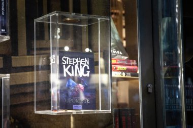 BELGRAD, SERBIA - 1, 2023: Stephen King romanı, The Stand, in Serbian language (Uporiste), bir kitapçıda satılıyor. Stephen King Amerikalı bir roman yazarı..