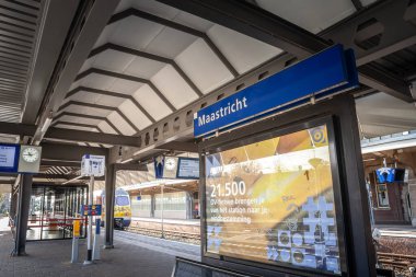 MAASTRICHT, NETHERLANDS - 8 Kasım 2022: bir platformdan görülen Maastricht tren istasyonunu gösteren işaret. Maastricht 'in ana tren istasyonu, Limburg, Hollanda demiryollarının bir parçası..