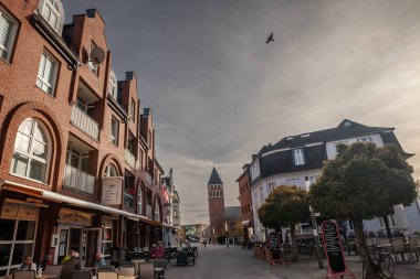 TROISDORF, GERMANY - 12 Kasım 2022: Troisdorf 'un Hippolytusstrasse Panoraması, banliyö çevresindeki tipik Alman ana caddesi, Köln banliyölerindeki dükkan ve dükkanlardan geçen insanlar.