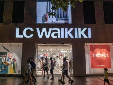 BELGRAD, SERBIA - 26 AĞUSTOS 2020: Belgrad 'daki ana LC mağazasının logosu. LC Waikiki, Türk Taha Tekstil 'e ait bir giyim moda markası.