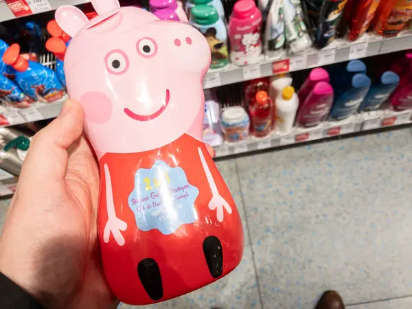 Stock image BELGRADE, SERBIA - FEBRUARY 22, 2024: Bottle of Shampoo Shower gel with the character of Peppa Pig for sale in Belgrade. It's typical merch used for kids skincare with Peppa Pig Branding.