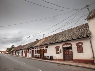 Bulutlu bir öğleden sonra Villany 'nin ana caddesi olan Baross Gabor Utca Caddesi' nde. Villany Güney Hungary 'de şarapla bilinen bir köydür..
