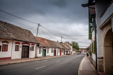 VILLANY, HUNGARY - 23 Eylül 2023: Bulutlu bir öğleden sonra, Villany 'nin ana caddesi olan Baross Gabor Utca caddesi. Villany Güney Hungary 'de şarapla bilinen bir köydür..
