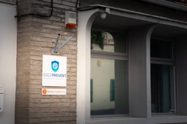 VILLANY, HUNGARY - 17 Eylül 2023: Ergo Önleme Logosu Villany 'deki ofislerinde. Dolayısıyla önleme, sağlık ekipmanları satma konusunda uzmanlaşmış bir Macar firması..