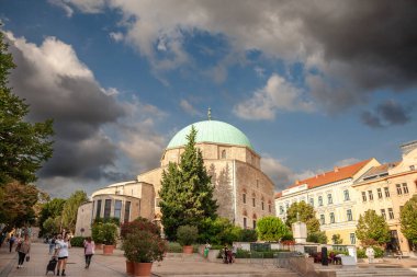 PECS, HUNGARY - 17 EPTEMBER 2023: Kutsal Bakire Meryem 'in Şenlik Kilisesi, Pecs' deki eski Pasha Qasim Camii. Bir Katolik kilisesi, eski bir Osmanlı Müslüman camiinin din değiştirmesi..