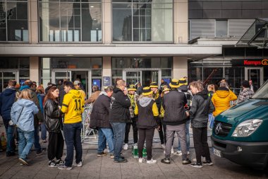 DORTMUND, GERMANY - NOVEMBER 5, 2022: BVB Borussia Dortmund taraftarları Borussia Center 'da bir araya gelerek bir futbol maçı için tezahürat yapıyor ve hazırlanıyorlar.