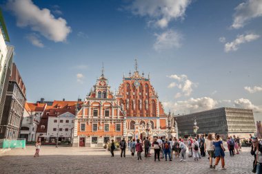 RIGA, LATVIA - 19 AĞUSTOS 2023: Riga 'daki eski kasaba meydanında (Ratslaukums) siyahların evi. Siyah kafalar ya da Melngalvju isimleri Riga 'nın bir simgesidir..