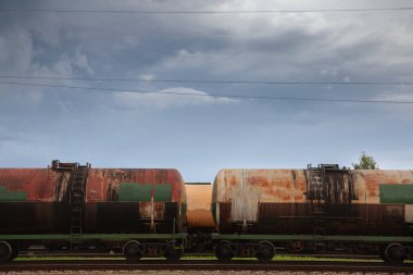 Jelgava 'daki Letonya' nın kargo tren istasyonunda Rusya 'dan ithal edilen benzin ve petrol içeren Rus tren vagonları ve vagonlarında seçici bulanıklık. Rusya 'dan enerji ve petrol ithalatı azaldı.