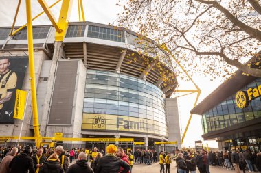 DORTMUND, GERMANY - NOVEMBER 5, 2022: Dortmund 'un ana futbol kulübü BVB Borussia Dortmund' un stadyumu olan Signal Iduna Park veya Westfalen Stadyumu 'nun önündeki kalabalık.