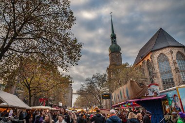 DORTMUND, GERMANY - NOVEMBER 5, 2022: Reinoldikirche kilisesi ile birlikte Dortmund Noel pazarında (weihnachtsmarkt) eski kasaba sokaklarının panoraması. Almanya 'da Dortmund Noel pazarı simgeleşmiştir..