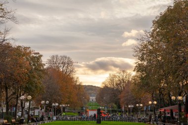 BONN, GERMANY - NOVEMBER 7, 2022: Almanya Bonn 'da Poppelsdorfer Sarayı' nın önündeki bisiklet parkı. Poppelsdorf Sarayı Bonn Üniversitesi 'nin bir parçası olan barok bir saraydır..