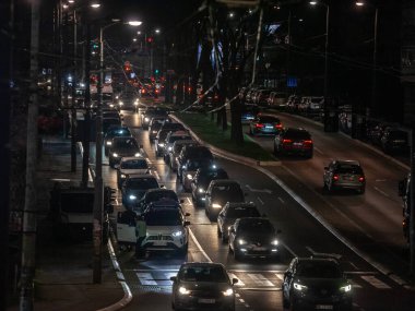 BELGRAD, SERBIA - SEPTEMBER 2, 2020: Trafik sıkışıklığı gece geç saatlerde, yoğun kirlilik ile Belgrad 'da bir caddede. Belgrad Sırbistan 'ın başkenti.