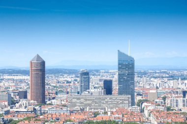 Lyon 'un gökdelenlerinin gökdelenlerinin gökyüzü arkaplanında güneşli mavi bir öğleden sonra görülebilen havadan panoramik görüntüsü. Lyon Fransa 'nın ikinci büyük şehridir ve büyük bir ekonomik merkezdir..