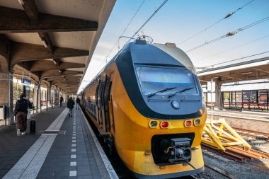 MAASTRICHT, GERMANY - 9 Kasım 2022: Hollanda tren istasyonundaki Maastricht Spoorwegen 'in çift katlı bölgesel treninde seçici bulanıklık.