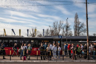 BELGRAD, SERBIA - 23 Mart 2024: Beogradski sajam Belgrad Fuarı durağında bir otobüs bekleyen kalabalık, Belgrad GSP 'nin merkezi, kentin toplu taşıma sistemi.