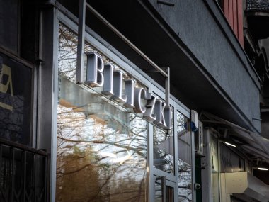 BELGRAD, SERBIA - 25 Kasım 2023: Belgrad 'daki yerel mağazalarında Bilczki logosu. Biliczki, Sırbistan 'ın dört bir yanına yayılmış kadın giyim konusunda uzmanlaşmış bir Sırp perakendecisi..