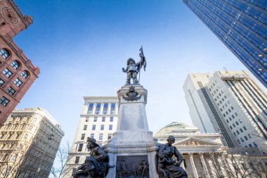 Eski Montreal 'de güneşli bir öğleden sonra d' Armes Meydanı 'ndaki Maisonneuve anıtı. 1895 yılında Louis-Philippe Hbert tarafından Montreal 'in kurucusu De Maisonneuve' ye adanmış bir anıttır.