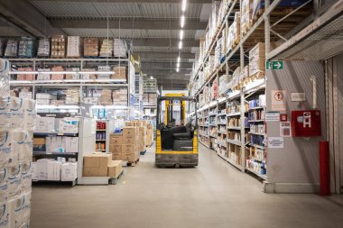 BELGRAD, SERBIA - 31 Mart 2024: Süpermarketin lojistik zinciri tedarik merkezinin Belgrad 'daki bir süpermarket perakende satış sisteminin deposunda duran forkliftte seçici bulanıklık.