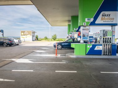 BELGRAD, SERBIA - 14 Nisan 2024: Belgrad 'daki benzin istasyonlarından birinde OMV logosu. OMV, tüm Avrupa 'ya yayılmış Avusturyalı bir petrol ve doğalgaz şirketi..