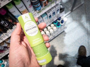 BELGRAD, SERBIA - 12 Mayıs 2024: Deodorant spreyi ile Logon Ben & Anna. Ben & Anna bir Alman çevre dostu ve vejetaryen kişisel bakım ve kozmetik ürünüdür..