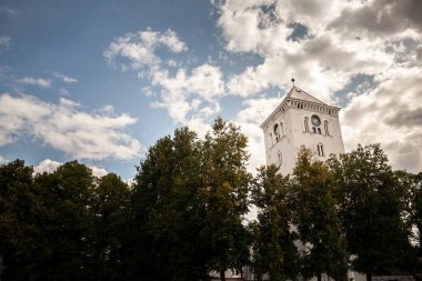 Jelgava Aziz Üçlemesi kilise kulesi Jelgava, Letonya 'da bulutlu bir öğleden sonra. Jelgavas svetas trisvienibas baznicas tornis eski bir kilise kulesidir..