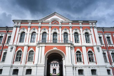 Jelgava Sarayı 'nın ana cephesi, aynı zamanda Mittau Şatosu veya Jelgavas Pils olarak da bilinir, büyük bir barok kalesi Jelgava, Letonya' da bir Tarım Üniversitesi 'ne dönüştürüldü..