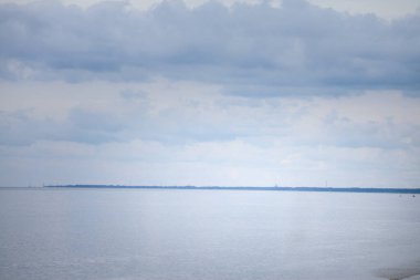 Dubulti, Letonya 'daki Jurmala plajının (Jurmalas Pludmale) panoraması, yağmurlu ve bulutlu bir öğleden sonra, baltık denizi üzerindedir. Jurmala, Letonya 'nın Baltık devletlerindeki deniz tatil beldelerinden biridir..