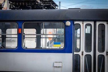 Riga, Letonya 'da tramvayda seçici bulanıklık, Ukrayna bayrağı, Rusya' ya karşı 2022 'de başlayan savaşta Riga' dan Ukrayna 'ya şehrin desteğini gösteriyor..