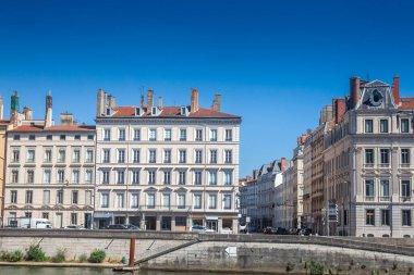 Yazın Fransa 'nın en büyük ikinci şehrinin tarihi merkezi Presqu' Ile olarak adlandırılan yarımadadaki View Lyon 'un tipik ön cephesi. Lyon Fransa 'nın en büyük şehirlerinden biridir..