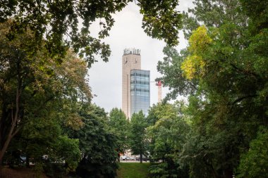 Riga Merkez İstasyonu 'nun saat kulesinde seçici bulanıklık. Pulkstenis olarak da bilinir, saat kulesi Letonya 'nın önemli bir ulaşım merkezi olan Riga tren istasyonunun ana simgesidir..