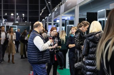 BELGRAD, SERBIA - 19, 223: Belgradda arkadaşlarıyla Sırp şarabı tadan ve içen bir Sırp 'ta seçici bulanıklık. Sırbistan büyük bir alkol ve şarap üreticisi