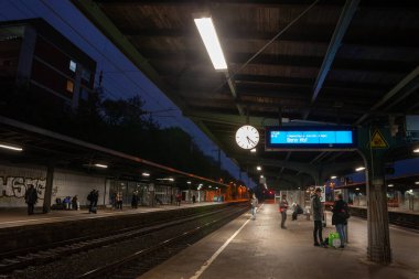 Köln 'deki Köln Mulheim Bahnhof Platformu, 12 Kasım 2022, Köln. Köln S-Bahn banliyö sisteminin büyük bir tren istasyonu..