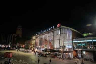 KOLOGNE, GERMANY - 6 NOVEMBER 2022: Köln Hbf Panorama, ya da Köln Ana tren istasyonu (Hauptbahnhof) gece kalkış salonu ile. Burası Köln 'ün ana tren istasyonu..