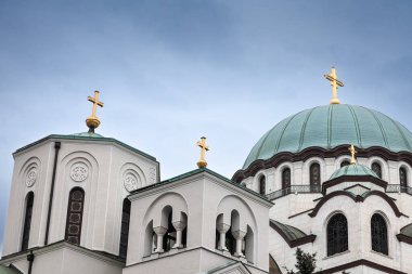 Kubbe Saint Sava Katedral Tapınağı 'ndaki (Hram Svetog Save) altın haçta seçici bulanıklık ve bulutlu bir günde hariç mala crkva svetog. Bu ortodoks kilisesi Belgrad 'ın bir anıtı.