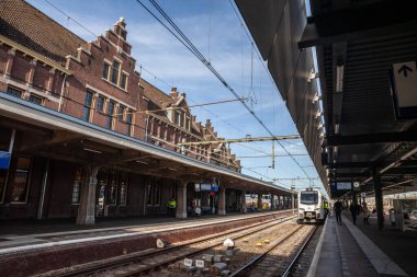 MAASTRICHT, GERMANY - 9 Kasım 2022: Maastricht 'teki Hollanda tren istasyonundaki Arriva Nederland bölgesel treni. Maastricht tren istasyonu bir ulaşım merkezidir..
