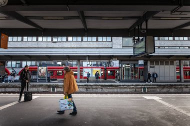 ESSEN, GERMANY - 11 Kasım 2022: Almanya 'daki Essen Hauptbahnhof Tren İstasyonu' nun platformları ve rayları, Daily Commute ve Urban Transit 'i yakalıyor. Essen Hbf Essen 'in ana tren istasyonudur..