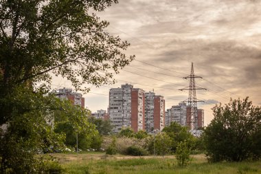 Sırbistan 'ın başkenti Belgrad' ın Novi Beograd kentindeki Blok 70 bölgesinden yüksek binalar. Komünist konutlar Orta ve Doğu Avrupa 'dan tipik bir vahşet tarzına sahip..
