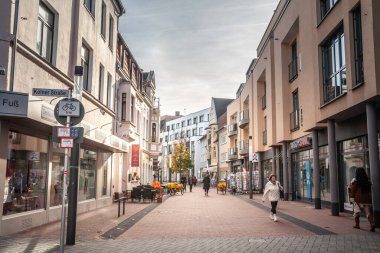 TROISDORF, GERMANY - NOVEMBER 12, 2022: Troisdorf 'un Hippolytusstrasse Panoraması, banliyö çevresindeki tipik Alman ana caddesi, Köln banliyölerindeki mağazaların önünden geçen insanlar.