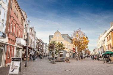 TROISDORF, GERMANY - 12 NOVEMBER 2022: Troisdorf Kolner Caddesi Panoraması, banliyö çevresindeki tipik bir Alman ana caddesi..