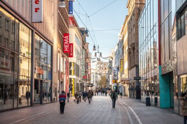COLOGNE, ALMANY - 6 Kasım 2022 Westenhellweg Panoraması, dükkanlar ve dükkanlarla meşgul. Westenhellweg, Dortmund Altstadt 'ın ana caddesi, Old Town' da bir alışveriş caddesi..