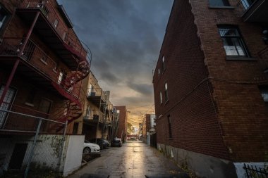 Montreal, Quebec 'te sonbaharda harap olmuş tipik bir Kuzey Amerika yerleşim sokağındaki seçici bulanıklık. Alacakaranlıkta yağmurlu bir günde Kuzey Amerika Şehir Çürümesini Yakalıyor..