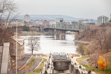 Rideau Canal Locks Ottawa, Ontario 'da, St Lawrence nehri, Alexandra köprüsü ve Gatineau Hull kenti arka planda. Kanal ve kilitleri Ottawa 'nın simgelerinden biridir..