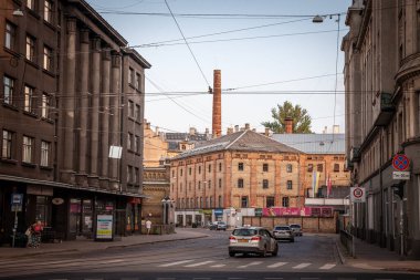 RIGA, LATVIA - 23 AĞUSTOS 2023: Riga 'da Matisa iela Panoraması' nda yoldan geçen arabalar. Matisa Iela, Letonya 'nın başkentinin ana ekseni ve sokağıdır..