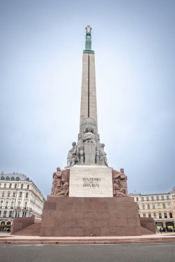 RIGA, LATVIA - 19 Ağustos 2023: Riga 'nın Özgürlük Anıtı, veya Brivibas Piemineklis. Karlis Zale tarafından 1935 'te tasarlanmış Riga ve Letonya' nın Letonya Bağımsızlık Savaşı 'na adanmış büyük bir simgesidir..